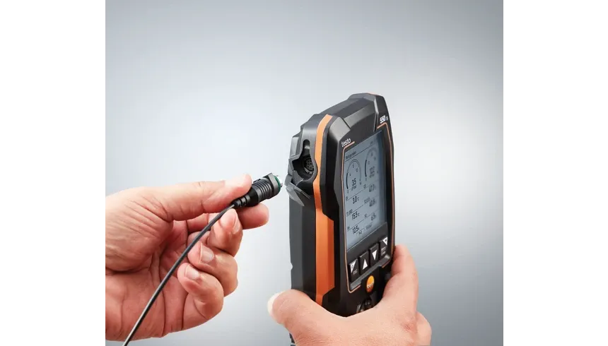 testo-550s-detail-plug-mini-din-01-screen-en.webp